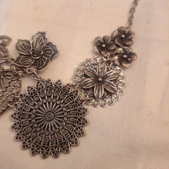 18" Silver Tone FLOWER Leaf DROP NECKLACE SILVER TONE CHAIN - Picture 3 of 4